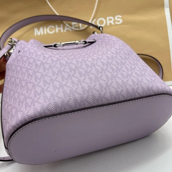 MICHAEL KORS Carson Md Logo Convertible Bucket Crossbody Shoulder
Lt Quartz
NWT - Picture 7 of 16